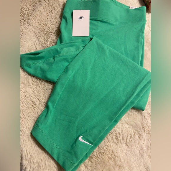 NWT Nike tight fit mid rise 7/8 length leggings plus size 3X - Picture 1 of 6